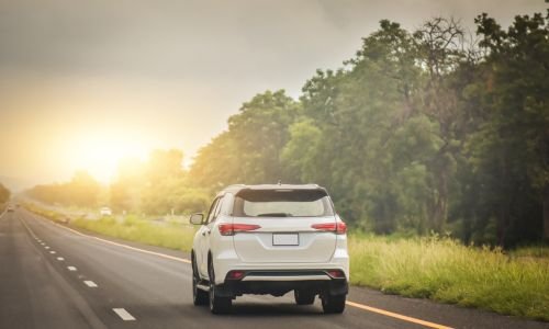 Voiture sur une route de montagne bordée de forêts